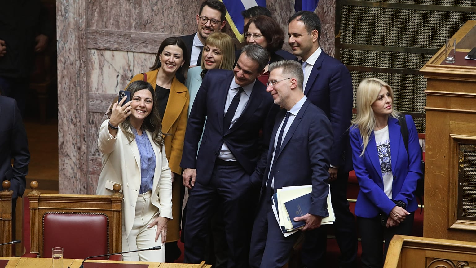 Ο πρωθυπουργός Κυριάκος Μητσοτάκης φωτογραφίζεται με βουλευτές στη συνεδρίαση της Ολομέλειας της Βουλής