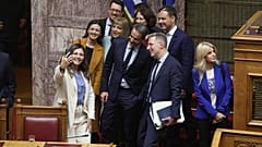 Ο πρωθυπουργός Κυριάκος Μητσοτάκης φωτογραφίζεται με βουλευτές στη συνεδρίαση της Ολομέλειας της Βουλής