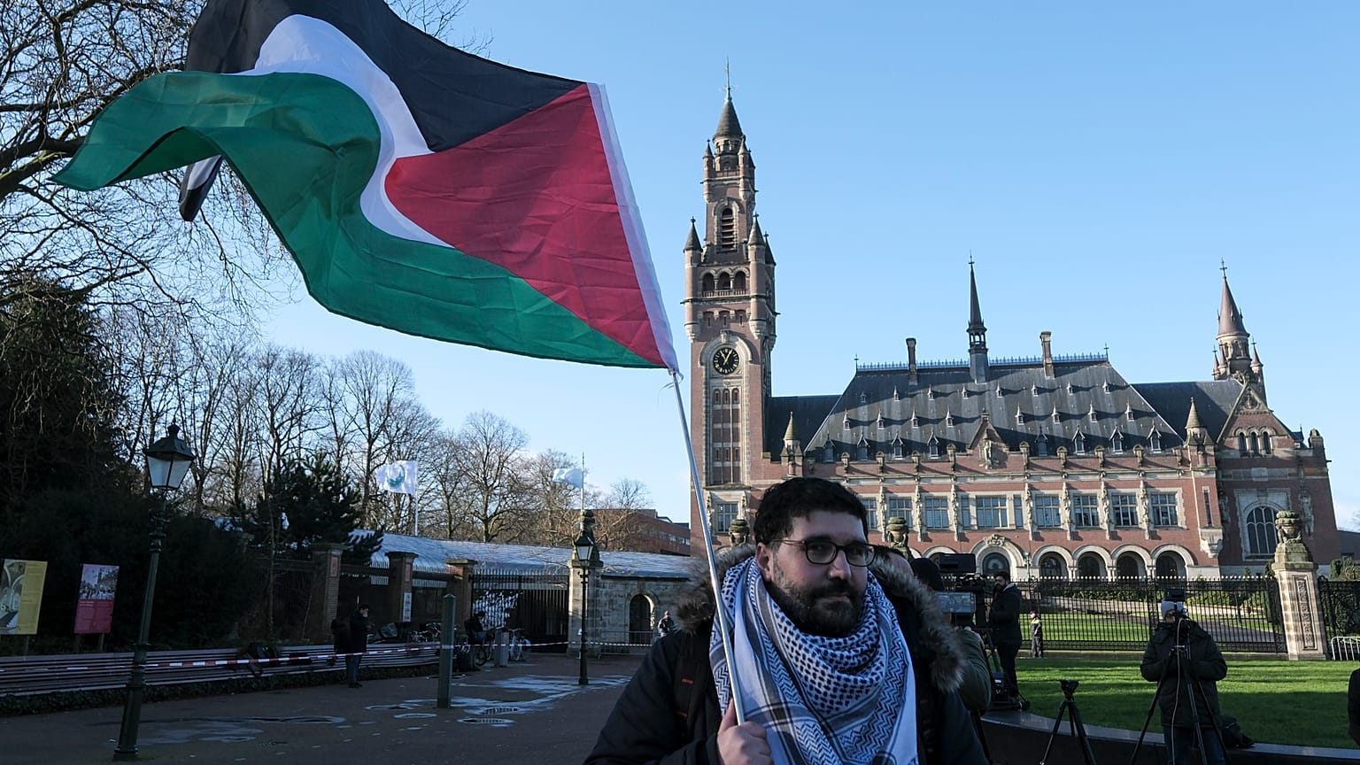 شاب مؤيد لفلسطين يرفع العلم خارج محكمة العدل الدولية