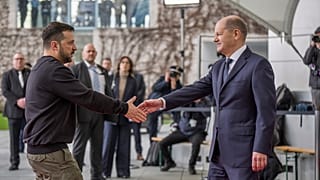 Le chancelier allemand Olaf Scholz, à droite, accueille le président ukrainien Volodymyr Zelensky devant la chancellerie à Berlin, vendredi 16 février 2024.