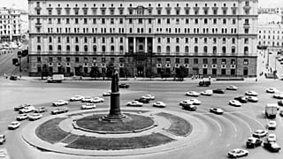 A Dzerzsinszkij tér, mely visszakapta eredeti nevét, és ismét Lubjanka tér lett, a háttérben az Állambiztonsági Bizottság épülete