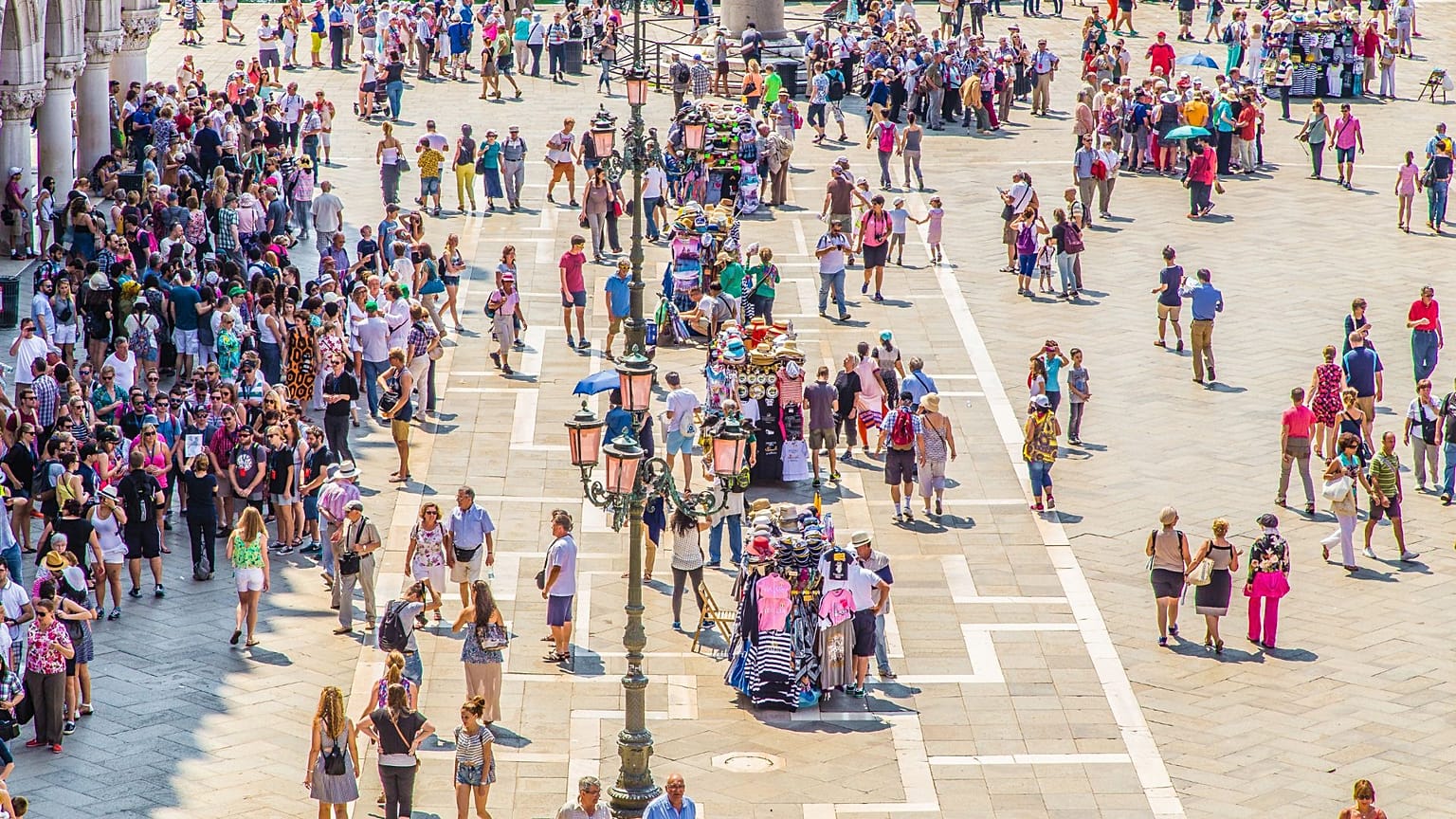 Menschenmassen auf dem Markusplatz, Venedig.