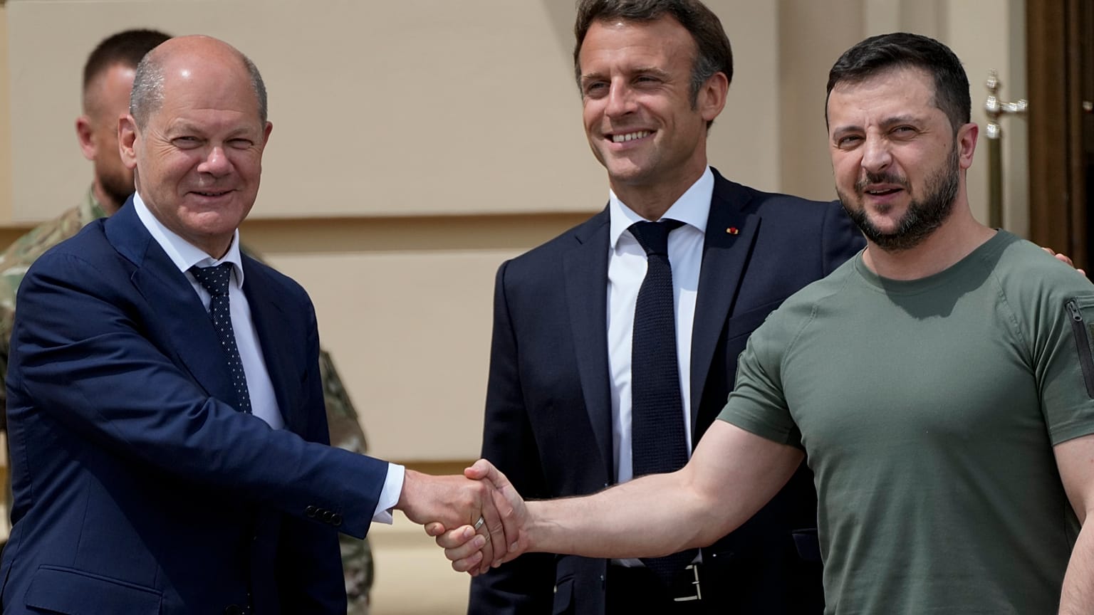 المستشار الألماني أولاف شولتس يصافح الرئيس الأوكراني فولوديمير زيلينسكي، الرئيس الفرنسي إيمانويل ماكرون في كييف، أوكرانيا.