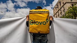 La Directiva sobre Trabajadores de Plataformas (DPT) pretende mejorar las condiciones de quienes prestan servicios en aplicaciones como Uber, Deliveroo y Glovo.