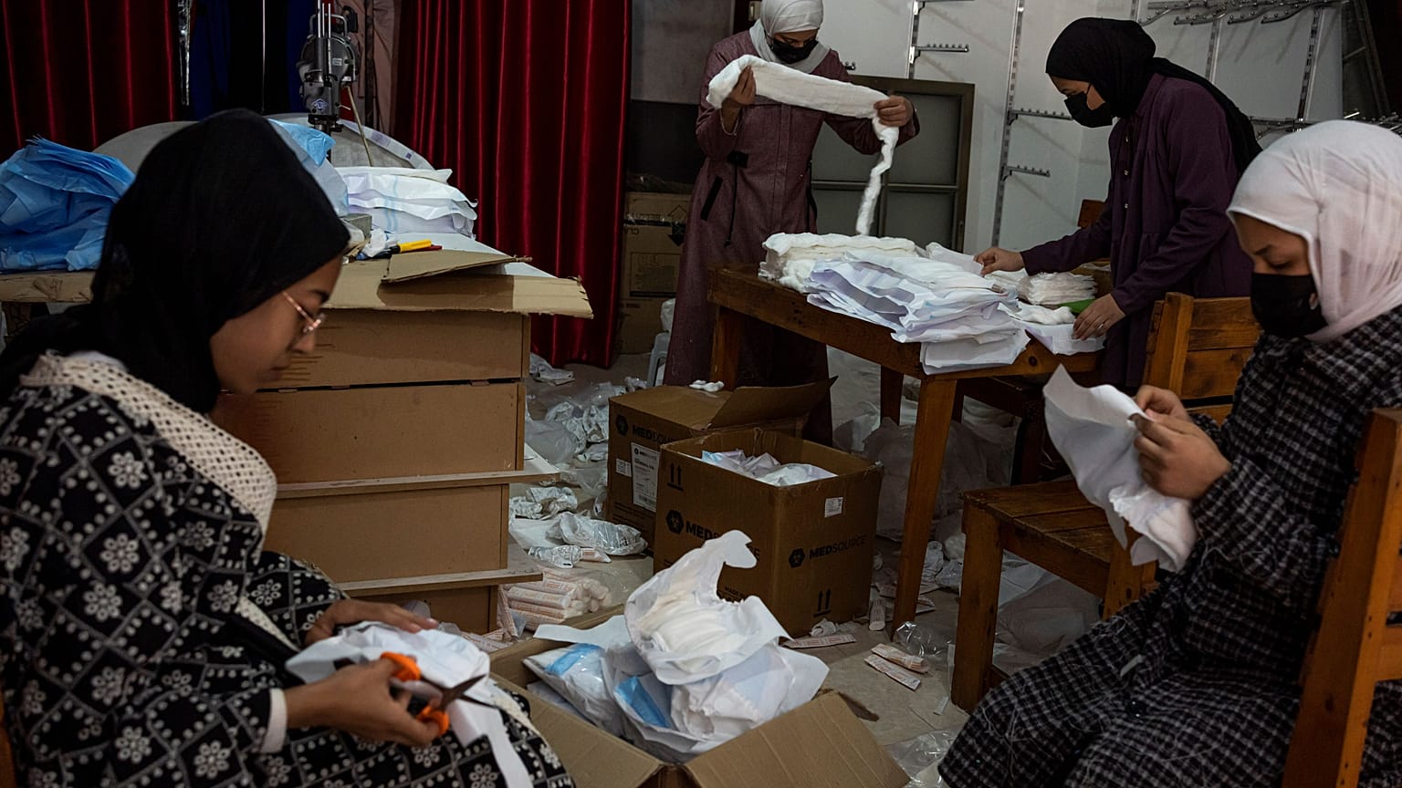 مصنع صغير في رفح يوفر حفاظات الأطفال باسعار مقبولة.