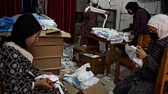 مصنع صغير في رفح يوفر حفاظات الأطفال باسعار مقبولة.