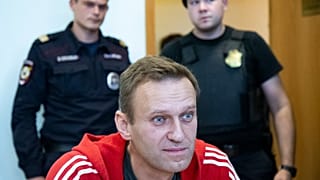 2019. augusztus 22-i kép Alekszej Navalnij orosz ellenzéki vezetőről a meghallgatása előtt egy moszkvai bíróságon