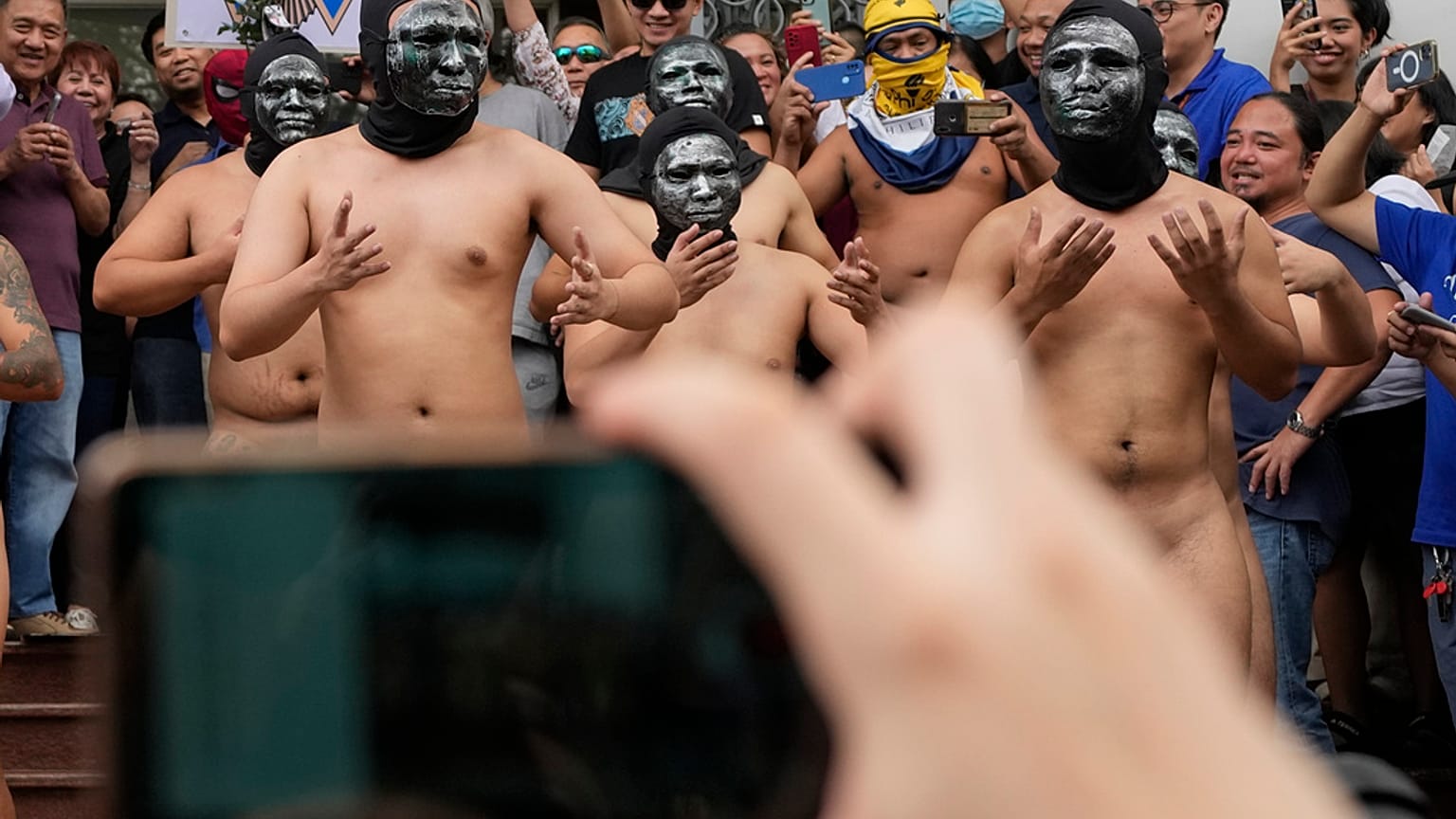 Ein Dutzend Mitglieder der Bruderschaft Alpha Phi Omega trugen nur Kapuzen und Masken.