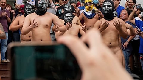 Ein Dutzend Mitglieder der Bruderschaft Alpha Phi Omega trugen nur Kapuzen und Masken.