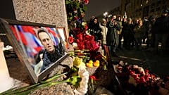 Портрет Алексея Навального и цветы e Мемориалf жертвам политических репрессий в Санкт-Петербурге