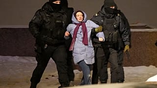 Rendőrök hurcolják el a Navalnij halála miatti gyűlés egyik résztvevőjét Szentpéterváron