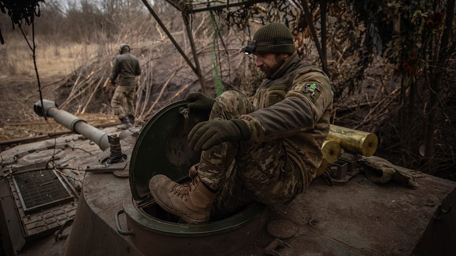 Des soldats ukrainiens se préparent à tirer en direction des positions russes sur la ligne de front dans la région de Donetsk, Ukraine, vendredi 16 février 2024.
