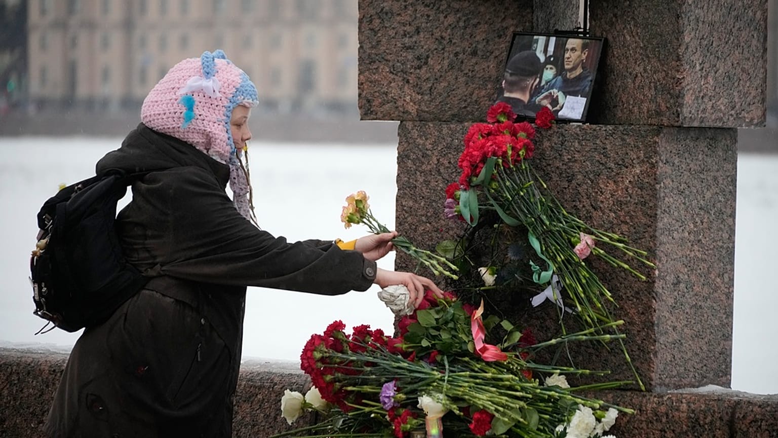 Hommage à Alexeï Navalny à Saint-Pétersbourg, Russie, samedi 17 février 2024.