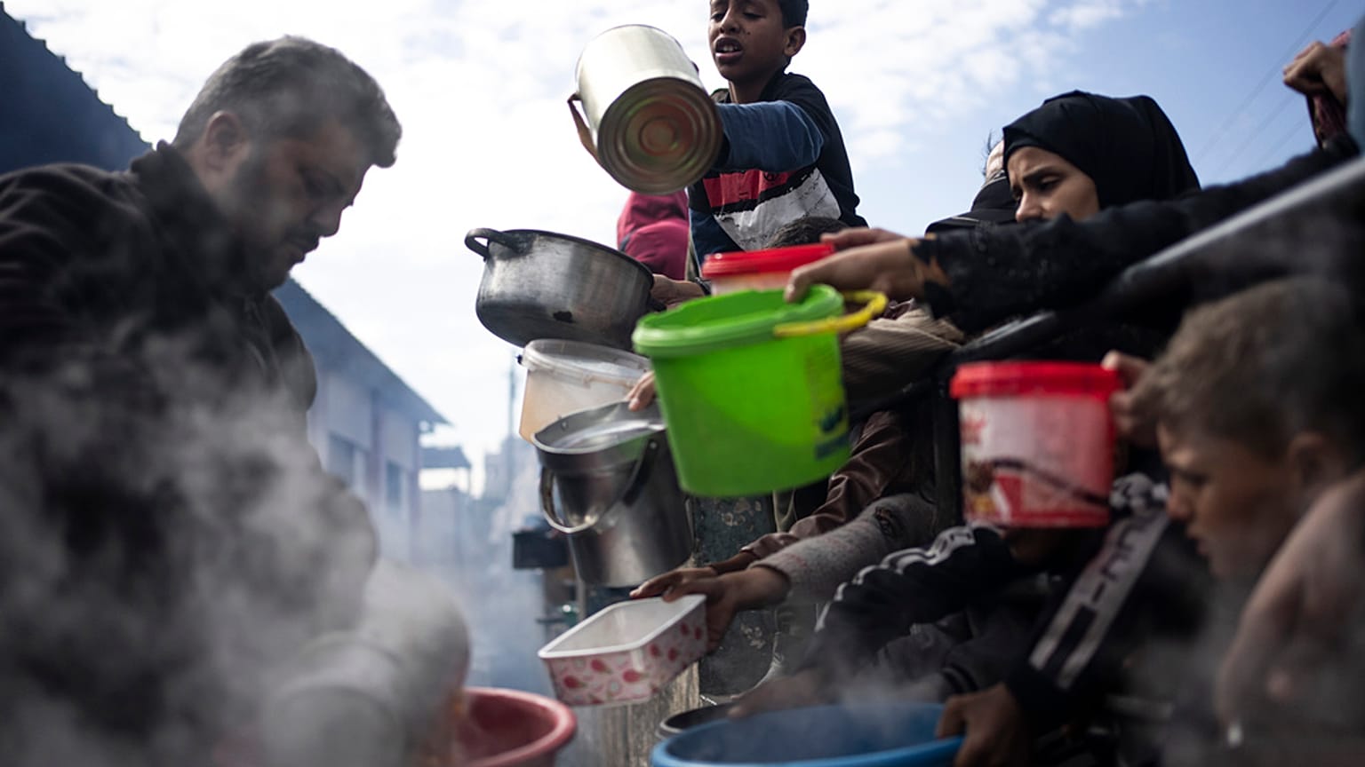 Раздача еды в Рафахе