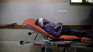 Han Yunus'taki Nasır Hastanesi'nde tedavi görmesi için getirilen yaralı bir Filistinli genç kız