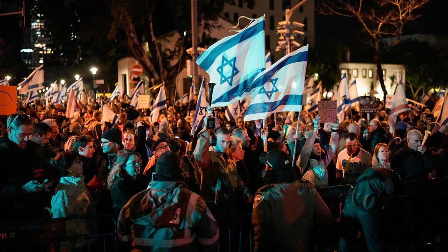 Demonstranten fordern Neuwahlen, Tel Aviv, 17. Februar 2024. (AP Photo/Leo Correa)