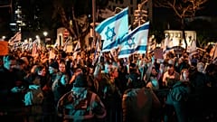 Demonstranten fordern Neuwahlen, Tel Aviv, 17. Februar 2024. (AP Photo/Leo Correa)