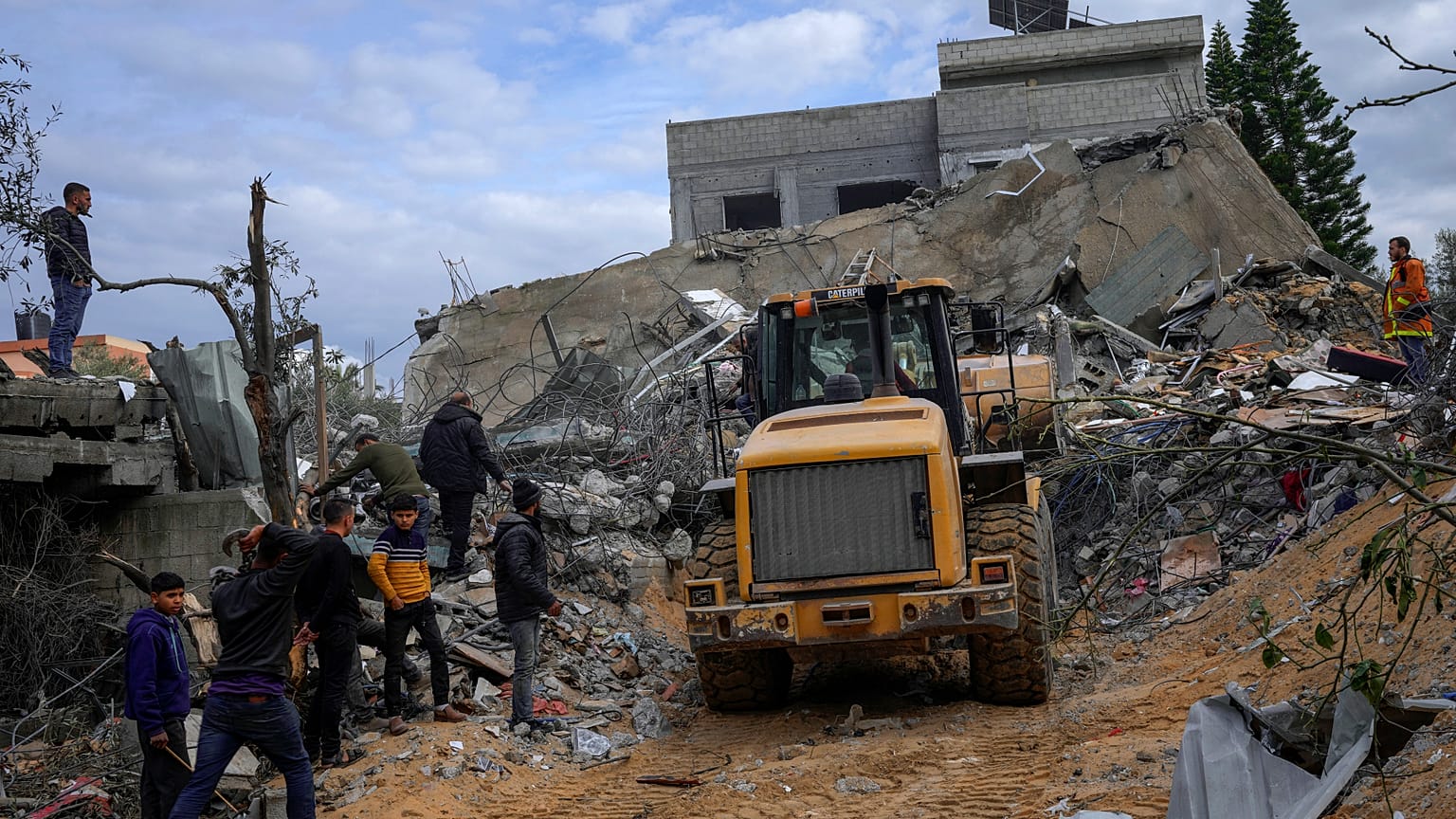 فلسطينيون يبحثون عن ناجين بعد قصف لمنطقة الزوايدة وسط قطاع غزة