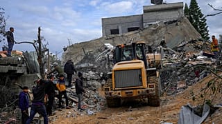 فلسطينيون يبحثون عن ناجين بعد قصف لمنطقة الزوايدة وسط قطاع غزة