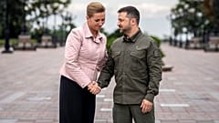 Arşiv: Ukrayna Devlet Başkanı Zelenskiy ve Danimarka Başbakanı Mette Frederiksen, Kiev'deki başkanlık sarayı önünde düzenlenen törende. 6 Eylül 2023 