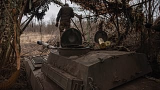 Украинские солдаты готовят самоходную артиллерийскую установку "Гвоздика" к обстрелу российских позиций на линии фронта в Донецкой области, 16 февраля 2024 года.