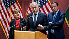 Senato NATO Gözlemci Grubu Eş Başkanı Senatör Thom Tillis, Budapeşte'de düzenlenen bir basın toplantısında konuştu.  18 Şubat 2024 