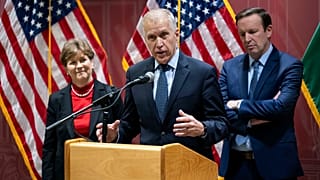 Senato NATO Gözlemci Grubu Eş Başkanı Senatör Thom Tillis, Budapeşte'de düzenlenen bir basın toplantısında konuştu.  18 Şubat 2024 