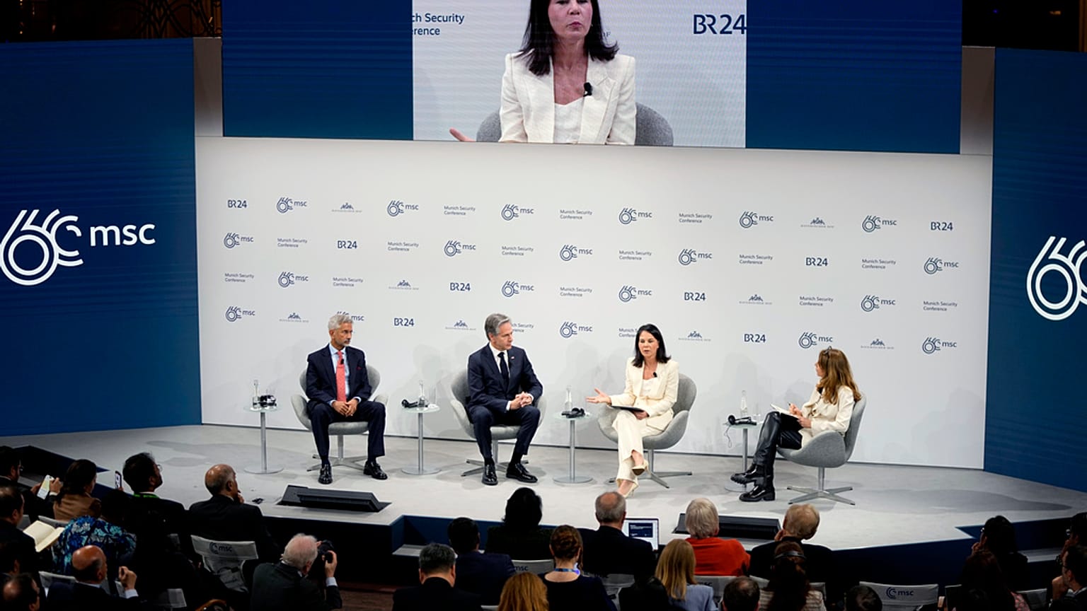 El secretario de Estado estadounidense, Antony Blinken, segundo por la izquierda, participa en una mesa redonda en la Conferencia de Seguridad de Múnich, Alemania.