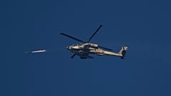 DOSYA - İsrail saldırı helikopteri Gazze Şeridi'ne bir füze ateşliyor, 18 Aralık 2023, Pazartesi.