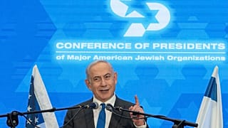 El primer ministro Benjamín Netanyahu habla durante una reunión de líderes judíos en el Museo de la Tolerancia en Jerusalén, el domingo 18 de febrero de 2024.