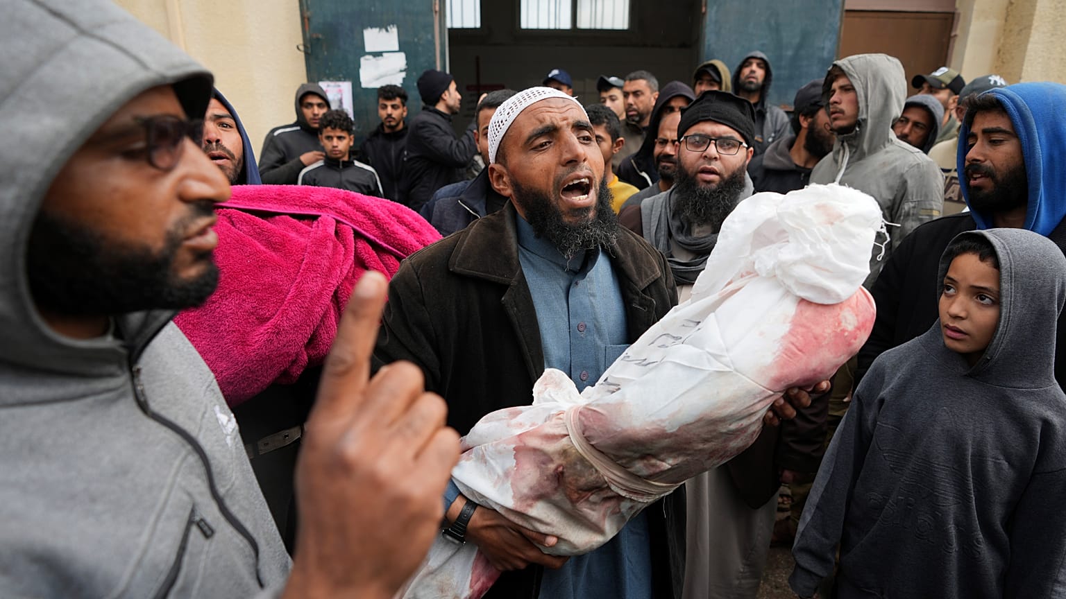 فلسطينيون يحملون جثمان طفل قتله القصف الإسرائيلي على غزة