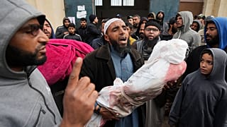 فلسطينيون يحملون جثمان طفل قتله القصف الإسرائيلي على غزة