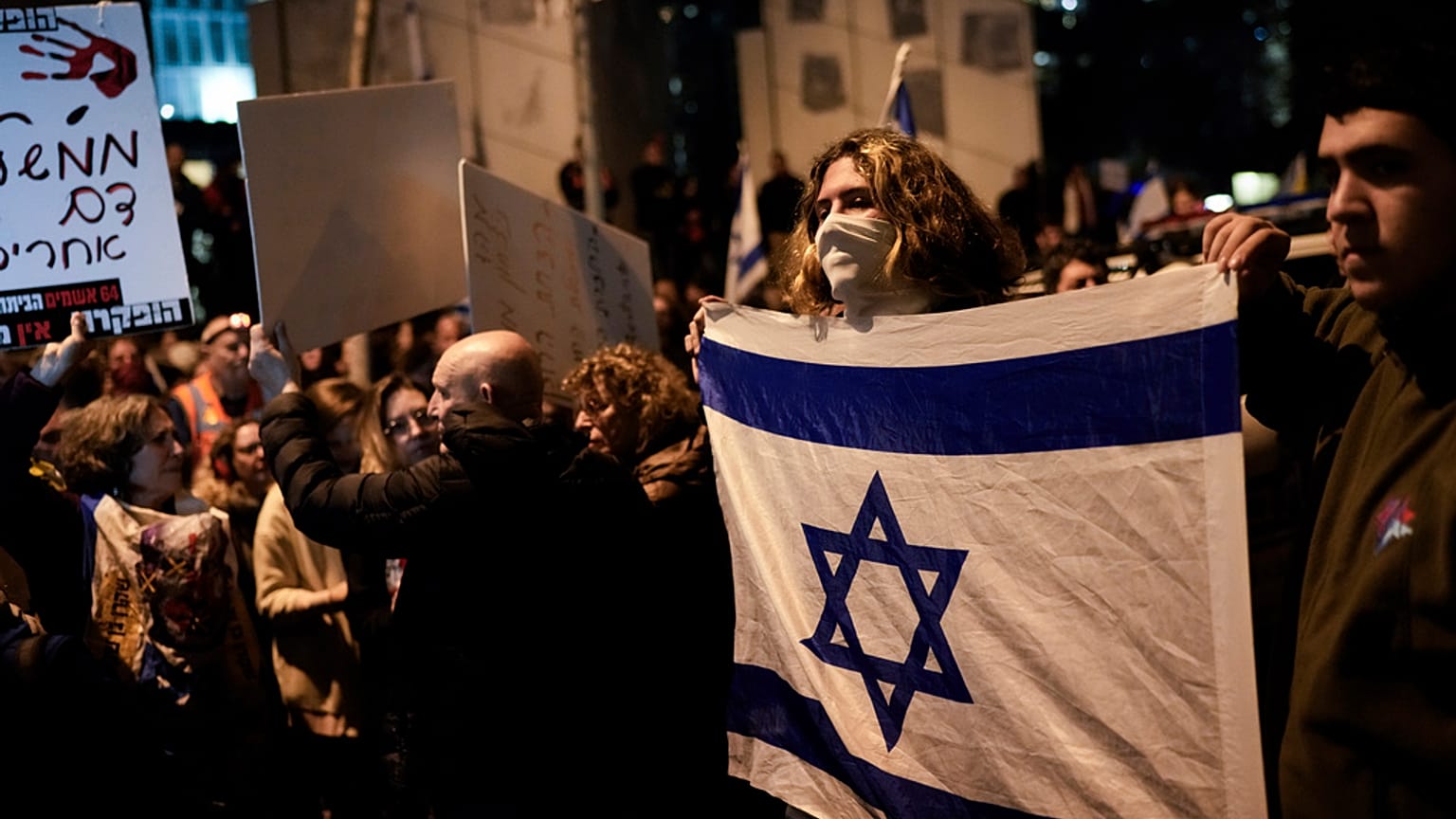 Cittadini israeliani hanno manifestato sabato 17 febbraio a Tel Aviv contro Benyamin Netanyahu per chiedere nuove elezioni 