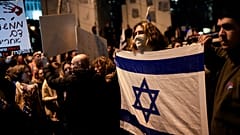Cittadini israeliani hanno manifestato sabato 17 febbraio a Tel Aviv contro Benyamin Netanyahu per chiedere nuove elezioni 