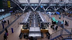 Passagiere stehen im Abfertigungsbereich der Lufthansa im Terminal 2 eines Flughafens in Hamburg, Deutschland, Donnerstag, 8. Februar 2024. 