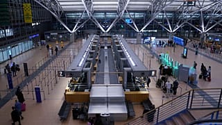 Passageiros na área de check-in da Lufthansa no Terminal 2 de um aeroporto em Hamburgo, Alemanha, quinta-feira, 8 de fevereiro de 2024.