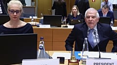 Юлия Навальная и Жозеп Боррель во время встречи министров иностранных дел стран ЕС в здании Европейского совета в Брюсселе, 19 февраля 2024 года.
