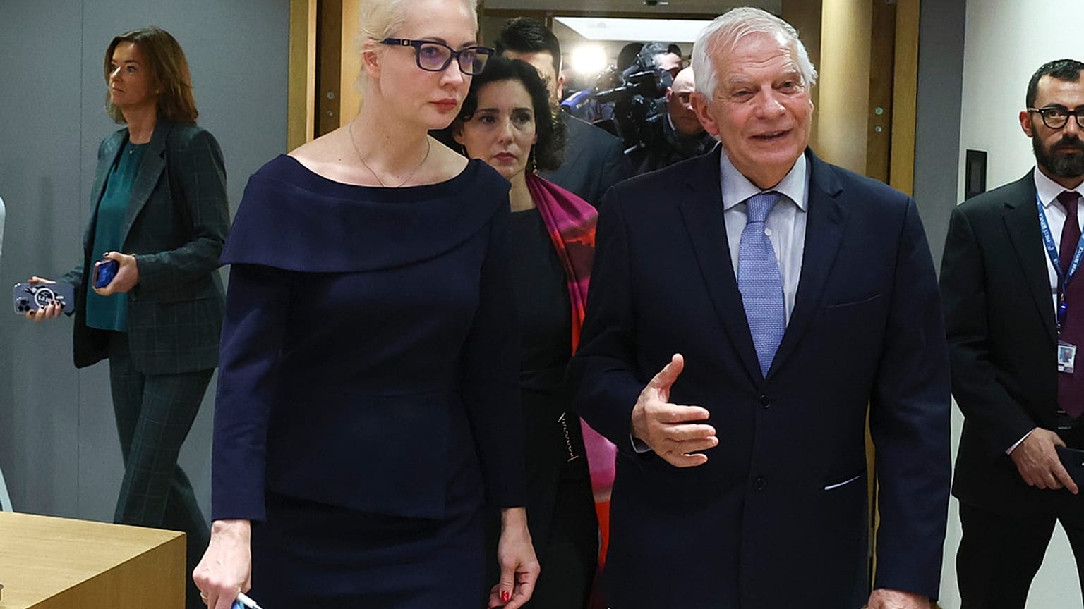 Ο ύπατος εκπρόσωπος της ΕΕ Ζοζέπ Μπορέλ και η χήρα του Αλεξέι Ναβάλνι στη σύνοδο των υπ. Εξωτερικών της ΕΕ