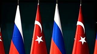 Rus ve Türk bayrakları 