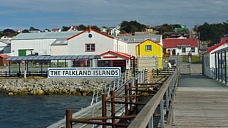 Auf diesem Foto vom 8. März 2012 begrüßt ein Schild die Menschen im Hafen von Stanley auf den Falklandinseln, wo Kreuzfahrtschiffe anlegen.