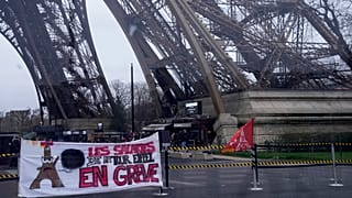لافتة نقابية تقول "موظفو برج إيفل مضربون" خارج برج إيفل-باريس 19 فبراير 2024.