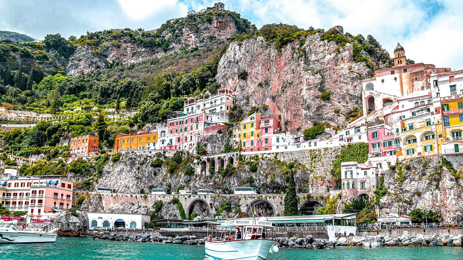 Salerno Costa d'Amalfi Havalimanı yenileniyor ve Temmuz 2024 gibi erken bir tarihte başlayacak uçuşlarla ticari bir havalimanı olarak açılıyor. 