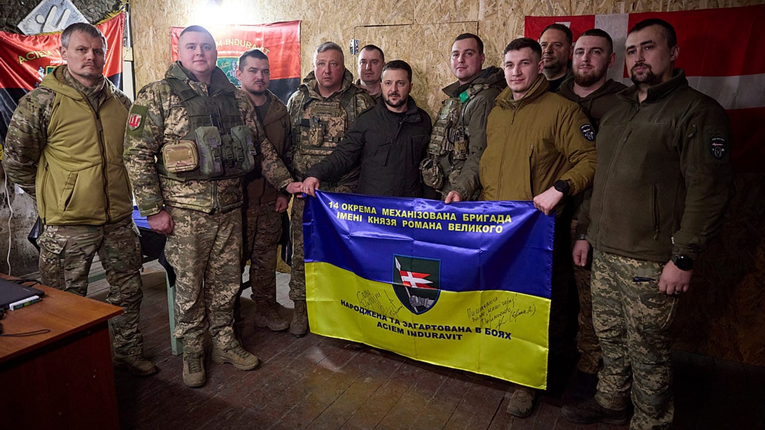 Zelenskyy visita tropas na linha da frente em Kupiansk