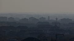 Una vista borrosa del horizonte contaminado de Milán, Italia, el miércoles 25 de octubre de 2017.