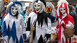 Imágenes de varios ciudadanos disfrazados en la procesión del carnaval en Basilea, Suiza.