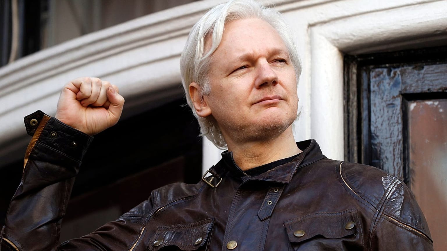 Julian Assange cumprimenta os apoiantes à porta da embaixada do Equador em Londres, a 19 de maio de 2017.