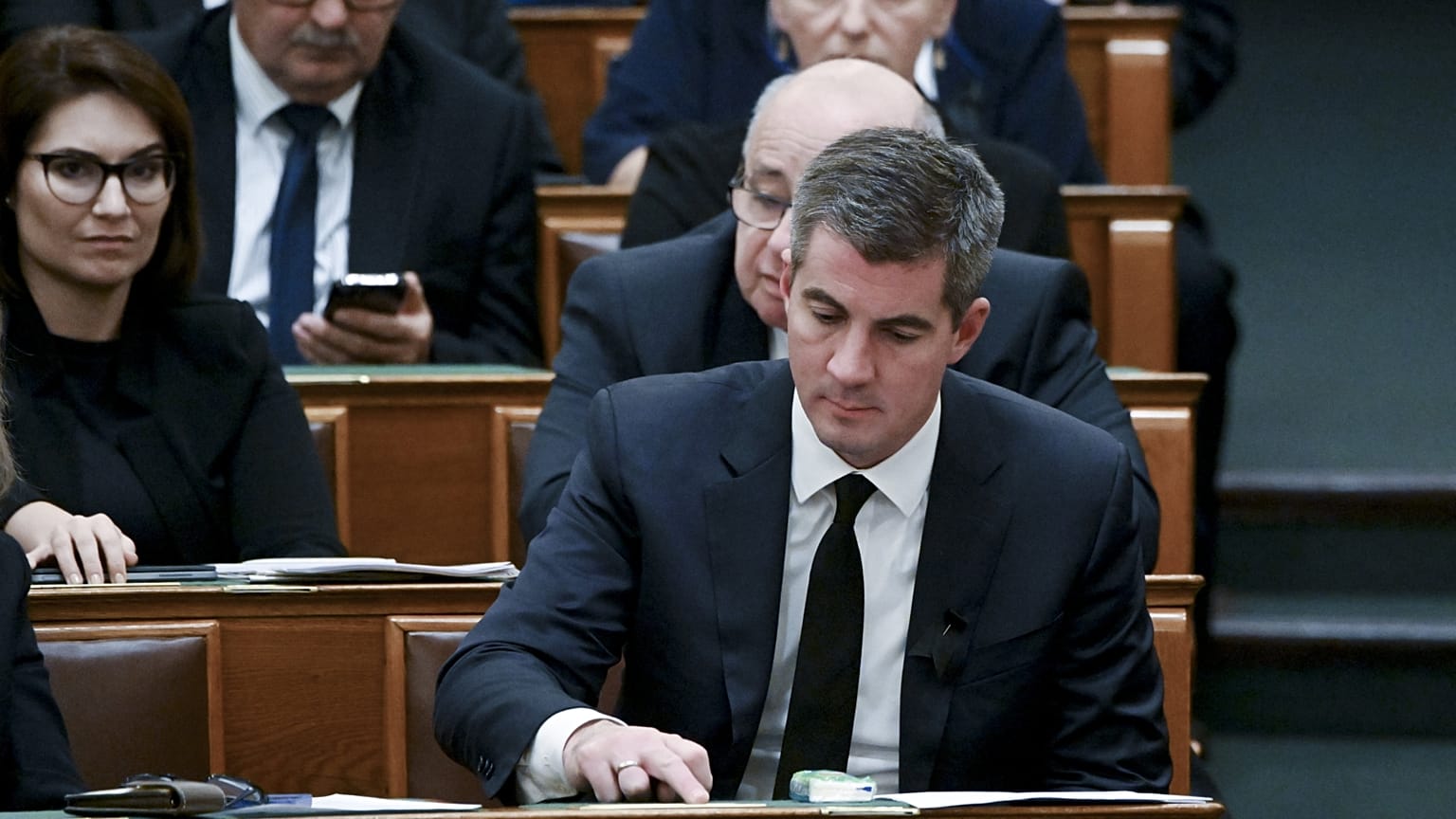 Kocsis Máté, a Fidesz frakcióvezetője szavaz az Országgyűlés plenáris ülésén