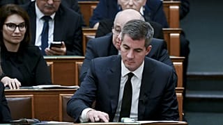 Kocsis Máté, a Fidesz frakcióvezetője szavaz az Országgyűlés plenáris ülésén