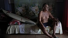 Gregory Parker, natural de Teahupo'o, posa para un retrato en el bungalow frente a la playa que alquilará a los funcionarios olímpicos acreditados.