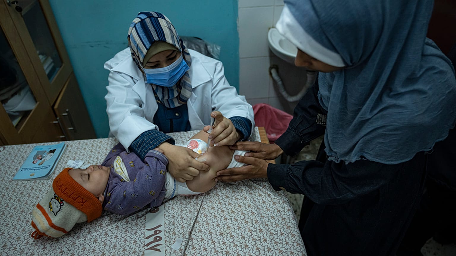 Niños palestinos reciben vacunas pentavalentes en Rafah, Franja de Gaza, el martes 2 de enero de 2024.